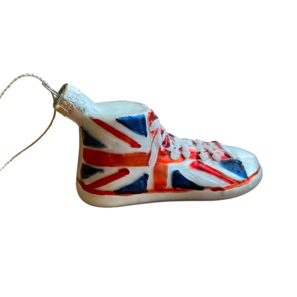 Skleněná vánoční ozdoba Britská teniska.