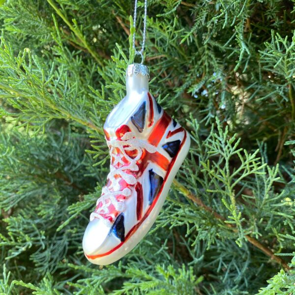 Skleněná vánoční ozdoba Britská teniska.