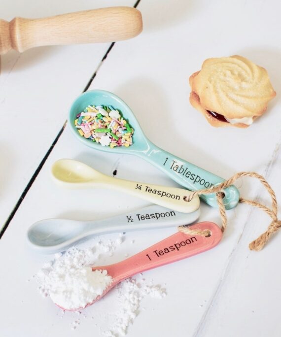 Pastelové porcelánové odměrky od Sass & Belle.