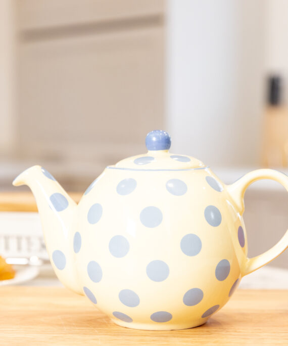 Puntíkatá konvice na čaj se sítkem od London Pottery.