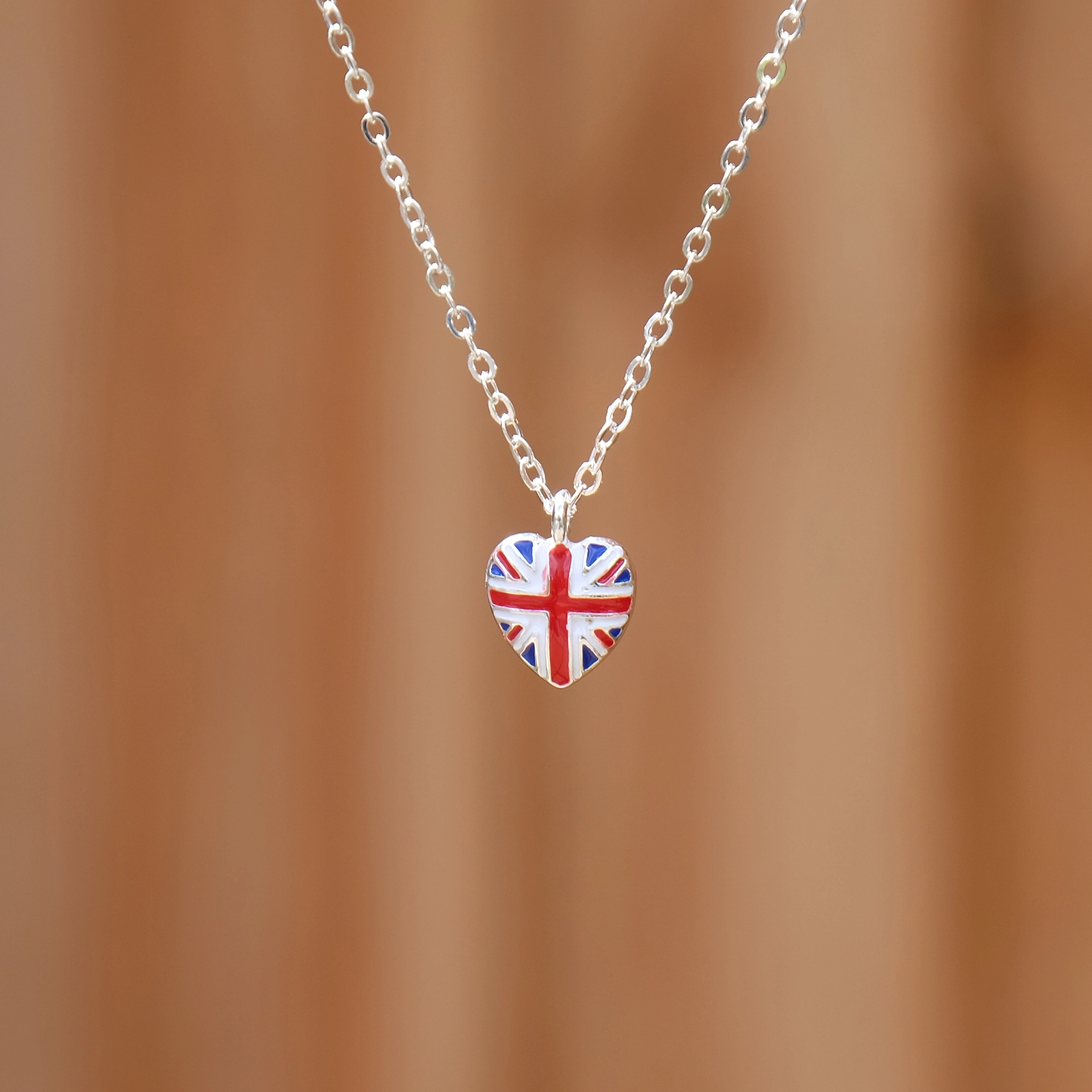 Náhrdelník s přívěskem ve tvaru srdce s britskou vlajkou.