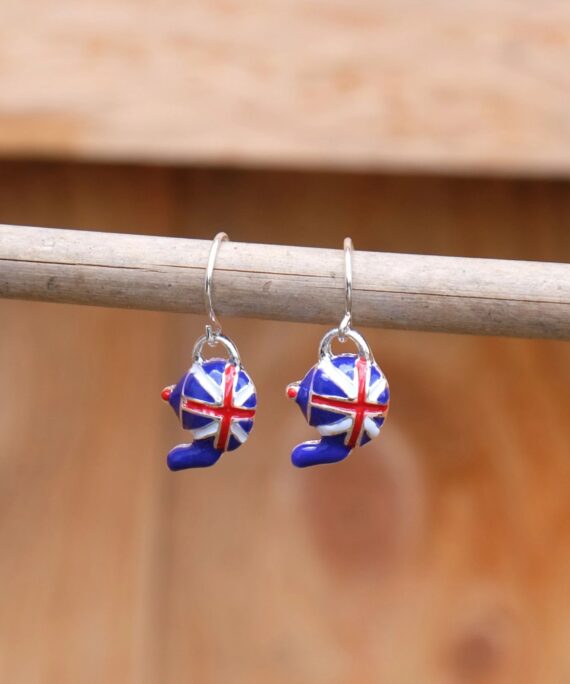 Náušnice s britskou vlajkou ve tvaru čajové konvičky.