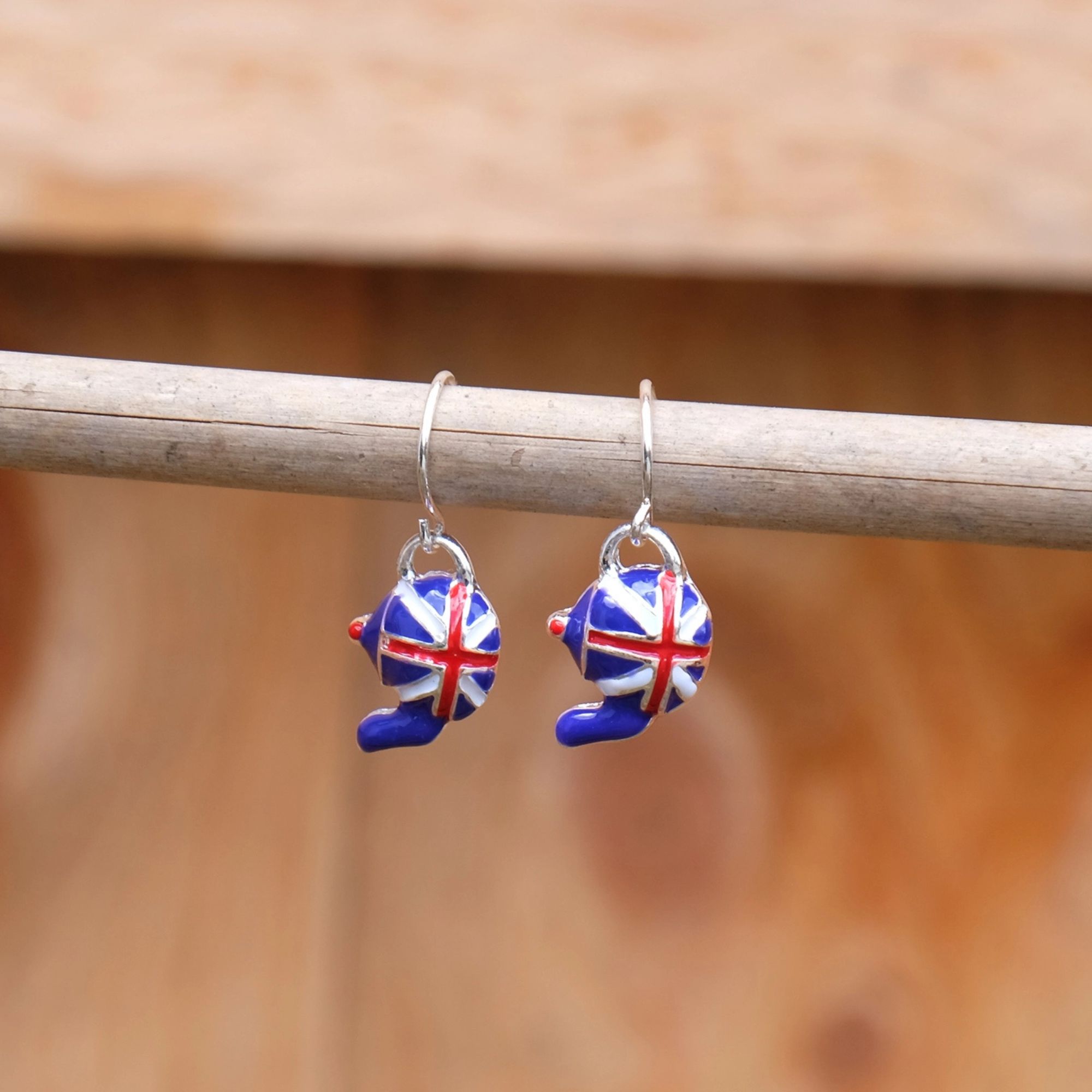 Náušnice s britskou vlajkou ve tvaru čajové konvičky.