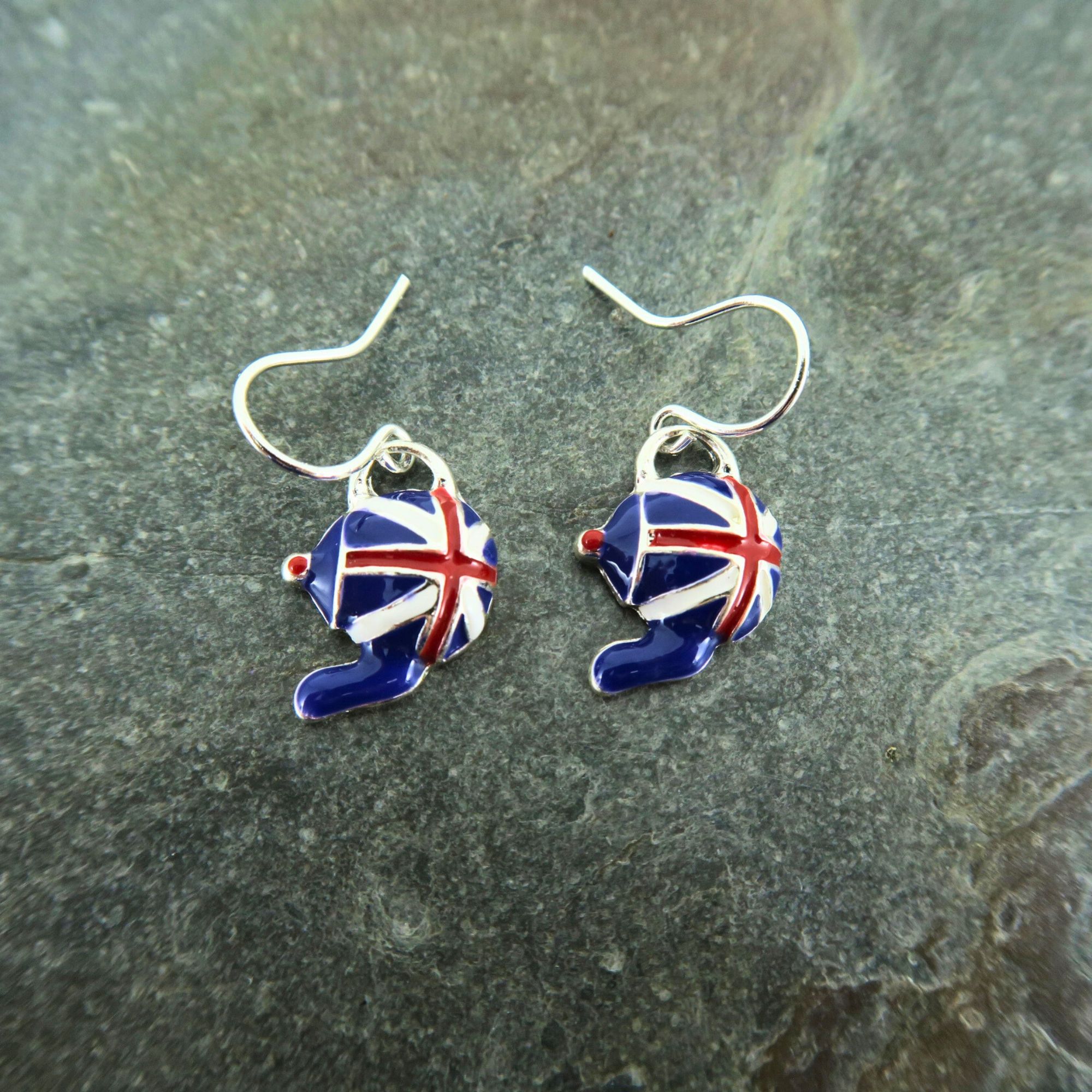 Náušnice s britskou vlajkou ve tvaru čajové konvičky.