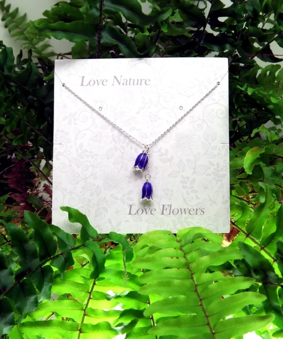 Řetízek s přívěskem ve tvaru modrých zvonků.