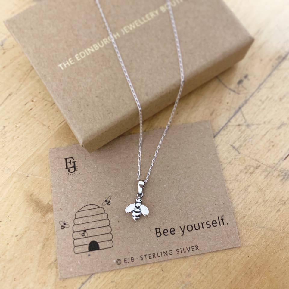 Stříbrný řetízek s přívěskem v podobě včelky.