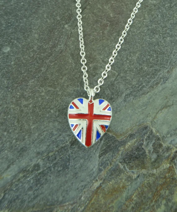 Náhrdelník s přívěskem ve tvaru srdce s britskou vlajkou.