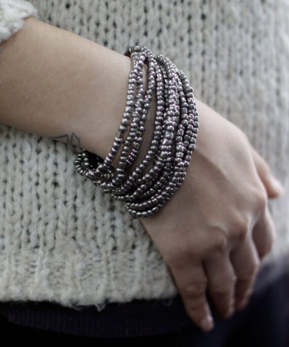 Náramek ze stříbrných korálků.