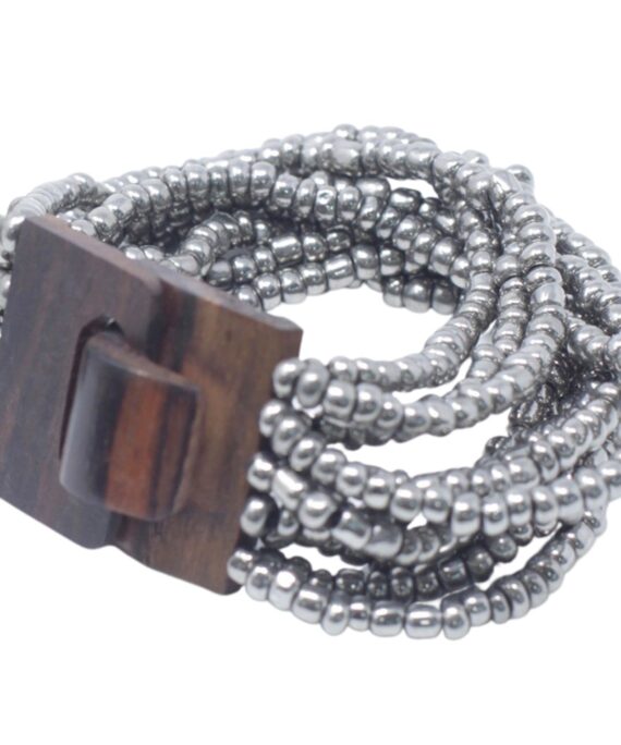 Náramek ze stříbrných korálků.