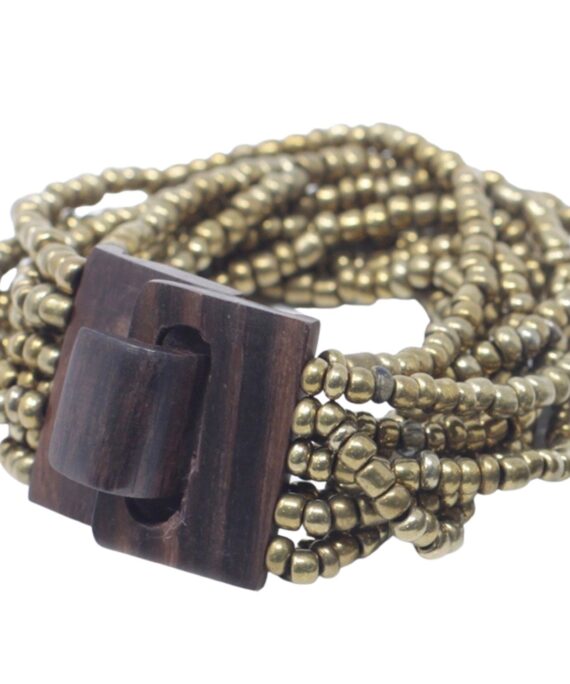 Náramek ze zlatých korálků.