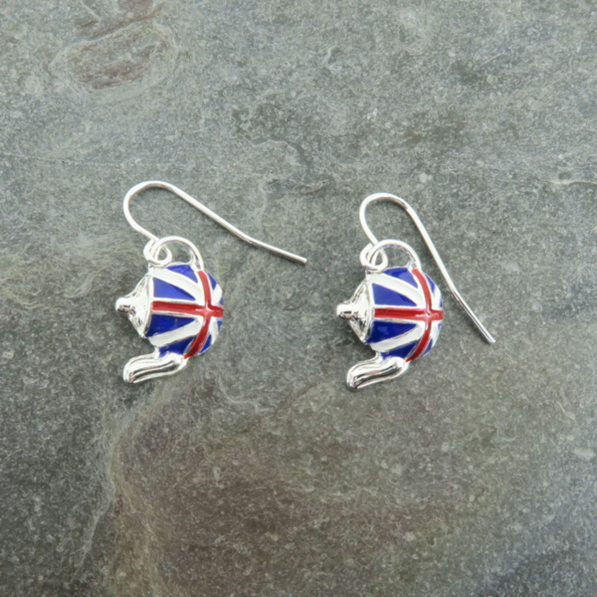 Náušnice ve tvaru britské konvičky.