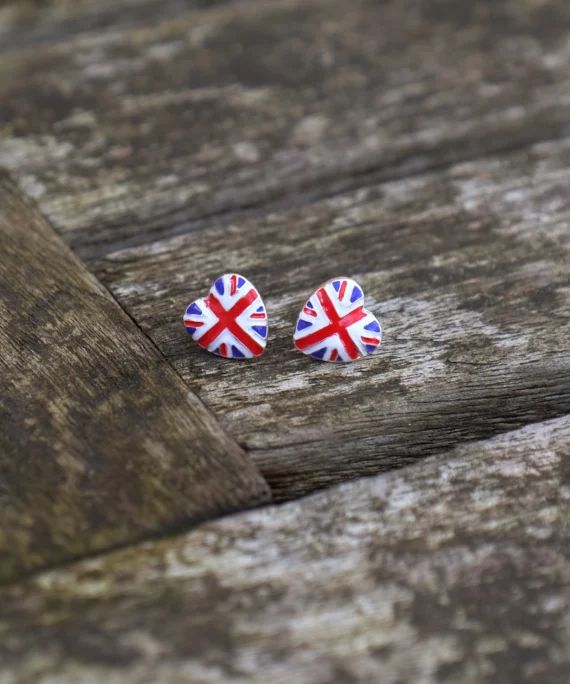 Náušnice s britskou vlajkou ve tvaru srdce.