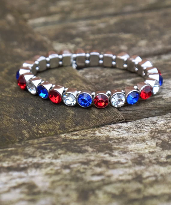 Náramek v barvách britské vlajky.