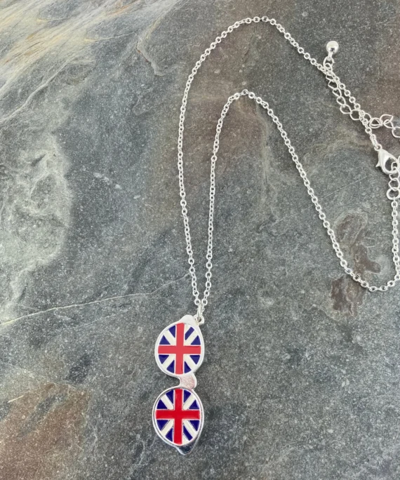 Řetízek s přívěskem ve tvaru slunečních brýlí s britskou vlajkou.