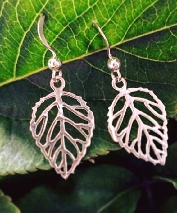 Stříbrné náušnice ve tvaru lístků.