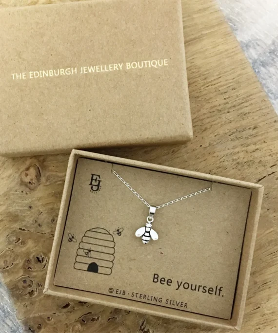 Stříbrný řetízek s přívěskem v podobě včelky.